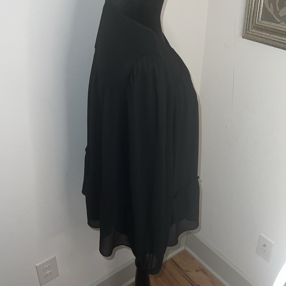 Vince Camuto black ruffle bottom semi sheer sleeves loose silhouette Sz M top - Picture 3 of 7